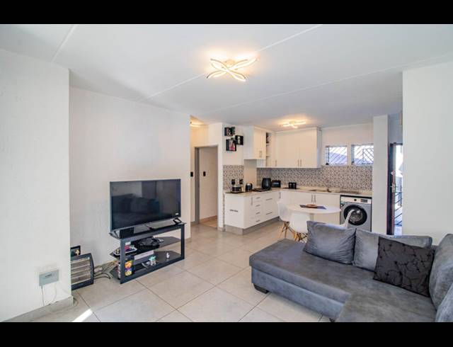 2 BEDROOM TOWNHOUSE FOR SALE IN MULBARTON